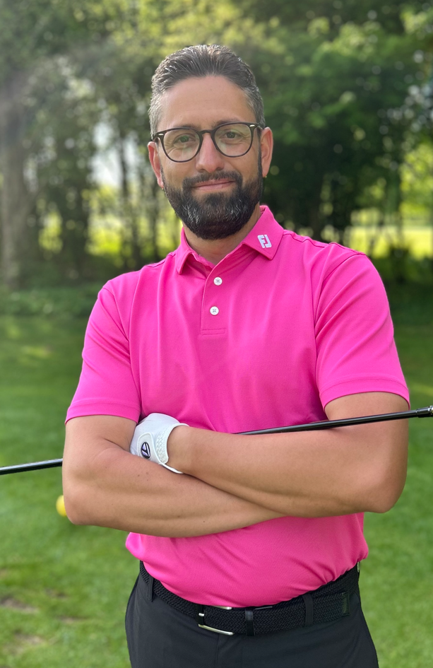 Hund mit Halsband und gefletschten Z&auml;hnen.